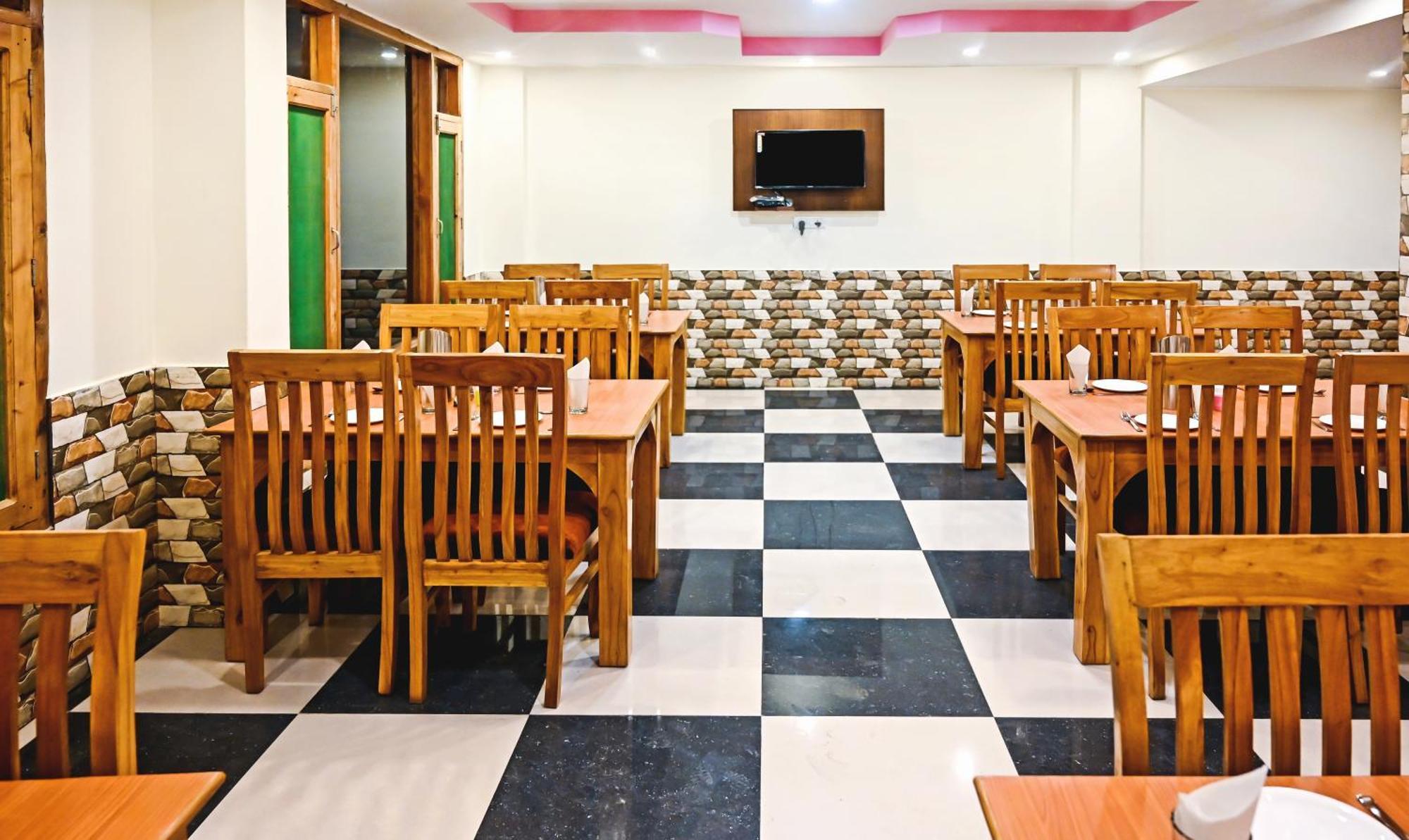 Treebo Trend Hotel Dev Mall Road Manāli Buitenkant foto